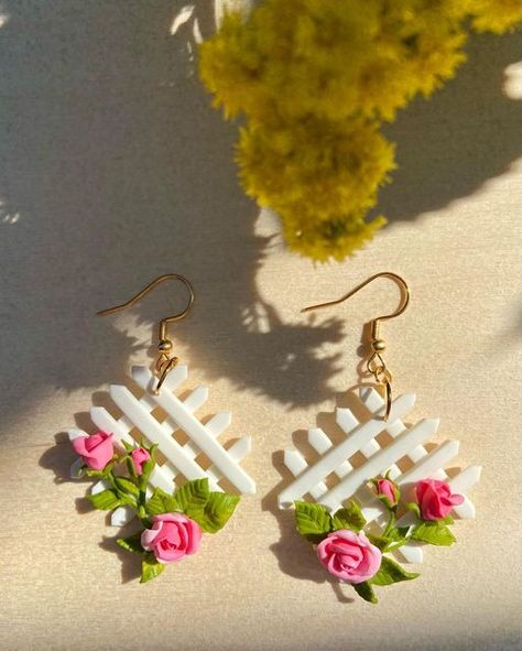 Rose Fence, Cottage Core Jewelry, Diy Earrings Easy, Clay Keychain, Polymer Clay Flower Jewelry, Polymer Clay Jewelry Tutorials, Handmade Clay Jewelry, Jewelry Artist, Polymer Clay Diy