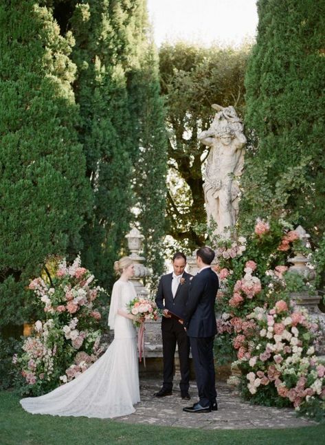 La Foce, Italy Wedding Dress, Statue Garden, Romantic Wedding Ceremony, Wedding Rose, Tuscan Wedding, Italy Style, Ceremony Decor, Tuscan Style