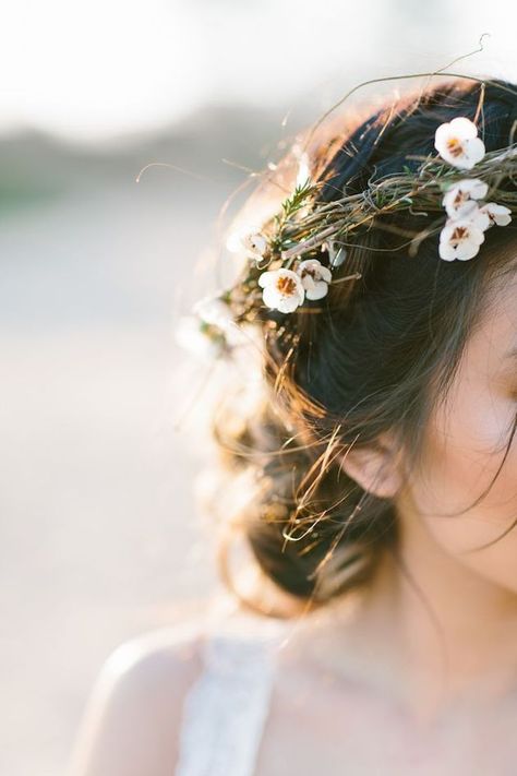 15 ideas for Fresh Flower Wedding Hair | Bridal Musings Wedding Blog 5 Whimsy Wedding, Woman With Flowers, Flowers In Her Hair, Shadowhunter Chronicles, Bridal Musings, Wedding Hair Flowers, Floral Crown, Minimalist Wedding, The Knot