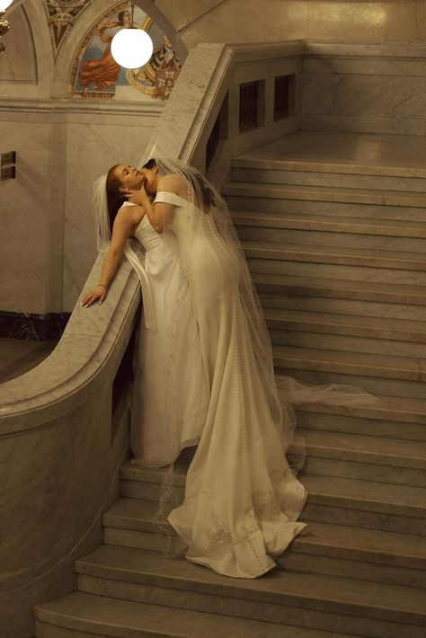 Couple First Meeting, Wedding Ideas Lesbian Couple, Acapella Aesthetic, Masc Fem Couple Wlw, Saphicc Art Aesthetic, Wedding Lesbian Couple, Wlw Wedding Photos, Wlw Pregnancy, Sapphic Date Ideas