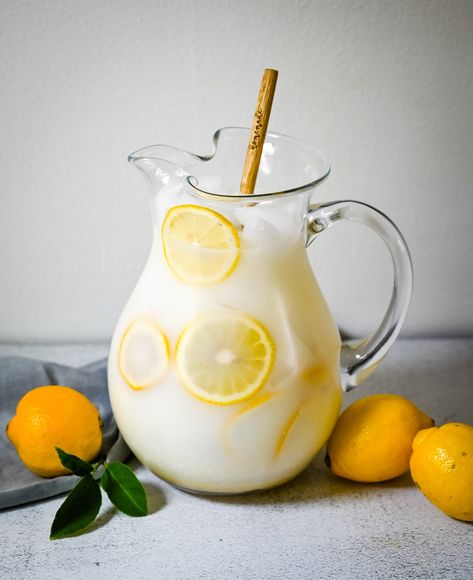 Creamy Lemonade | Kay's Clean Eats | Perfect Summer Drink! Vanilla Lemonade Recipe, Whipped Lemonade, Cream Lemonade, Lemonade Aesthetic, Creamy Lemonade, Honey Lemonade, Fun Summer Drinks, Summer Lemonade, Summer Eats