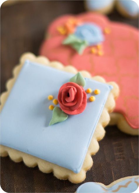 Royal Icing Flowers, Decoration Patisserie, Icing Flowers, Cupcakes Decorados, Cookie Tutorials, Sugar Cookie Designs, Cakes And Cupcakes, Pretty Cookies, Decorator Icing