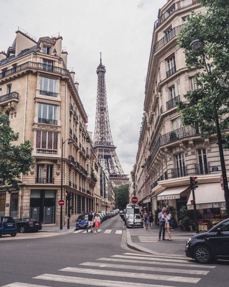 Square Rapp & Avenue Rapp: History & an Eiffel Tower View in the 7th arrondissement of Paris, France Prancis Paris, Paris Streets, Eiffel Tower Photography, Paris Travel Photography, City Of Paris, Paris Dream, Paris Aesthetic, Paris Photography, Paris Photo