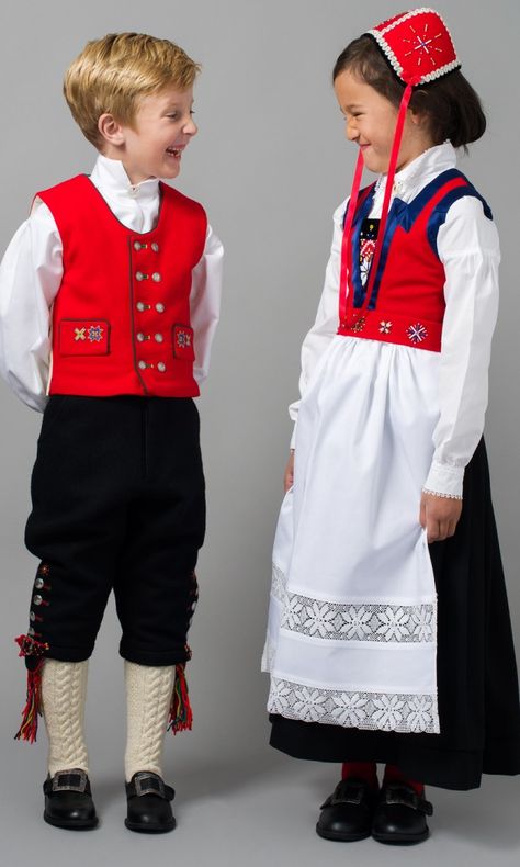 Pareja de niños de Noruega vistiendo trajes típicos Italy National Costume, Norwegian Clothing, Costumes Around The World, Frozen Costume, Kids Costumes Boys, Famous Outfits, National Costume, Folk Dresses, Boy Costumes