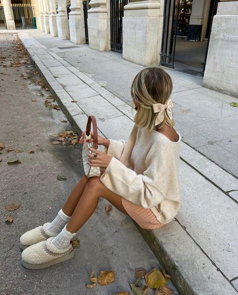 UGG season 🫶🏻🍂 | Instagram Outfit With Uggs, Slippers Outfit, Ugg Boots Outfit, Cute Thanksgiving Outfits, Skandinavian Fashion, Uggs Outfit, Fall Fits, Winter Fits, Winter Essentials