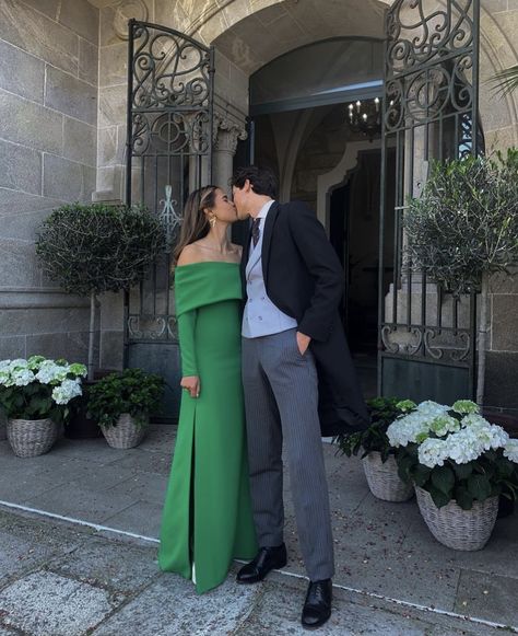 Emitaz Instagram, Emelie Lindmark, Green Formal Dresses, Honeymoon Photos, Classy Couple, Dress Wedding Guest, Instagram Wedding, Prom Dresses Long With Sleeves, Fashion Couple