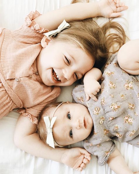 Beautiful photo of sisters together Little Sisters Photoshoot, Boy Newborn Pictures, Sibling Photoshoot, Sibling Photo Shoots, Valentines Photoshoot, Sisters Photography, Newborn Sibling, Baby Birthday Photoshoot, Baby Boy Newborn Pictures