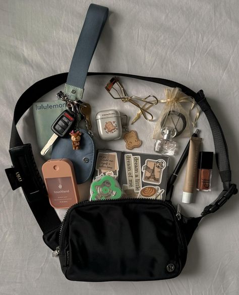 what’s in my bag??? 👜 ⋆ lululemon dual pouch wristlet — i’m one to forget my wallet at home, so this being attached to my keys is so helpful 🪪 ⋆ claw clip — never know when you might need one ;) ⋆ hand sanitizer — i ALWAYS carry some on me because germs 🤢 ⋆ kindle oasis — in case i have time to read… most of the time i don’t 📖 ⋆ airpods — i would simple die without these 🎧 ⋆ shisheido eyelash curler — the pain of having straight asian lashes :/ ⋆ extra hair ties + bobby pins ⋆ mini bottle o... What’s In My Carry On, Wats In My Bag, Whats In My Handbag, What’s In My Bag Aesthetic, What’s In My Purse, Bag With Pins, Asian Lashes, Elf Glow, What Is In My Bag