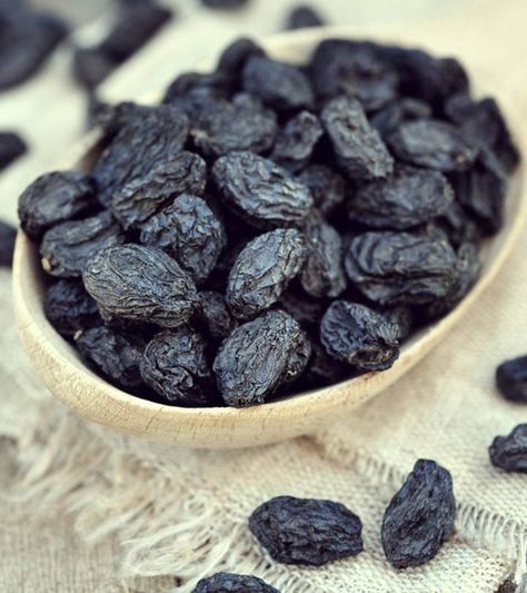 Raisins Benefits, Grapes Benefits, Black Grapes, Makanan Diet, Nuts & Seeds, Turmeric Benefits, Dried Fruits, Dried Fruit, Nutrition Tips