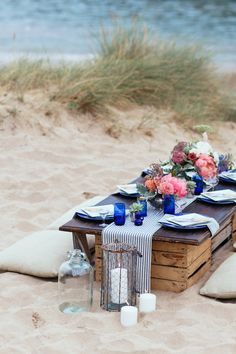 Idea di decorazione per la tavola da picnic sulla spiaggia Outdoor Dinner Party, Boda Diy, Wedding Themes Summer, Beach Wedding Reception, Beach Table, Picnic Decorations, Outdoor Dinner, Picnic Wedding, Beach Wedding Inspiration