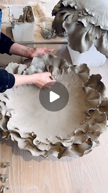 Fun Pottery, Ceramic Art Sculpture, Organic Ceramics, Ceramic Texture, Pottery Videos, Pottery Handbuilding, Keramik Design, Slab Pottery, Hand Built Pottery