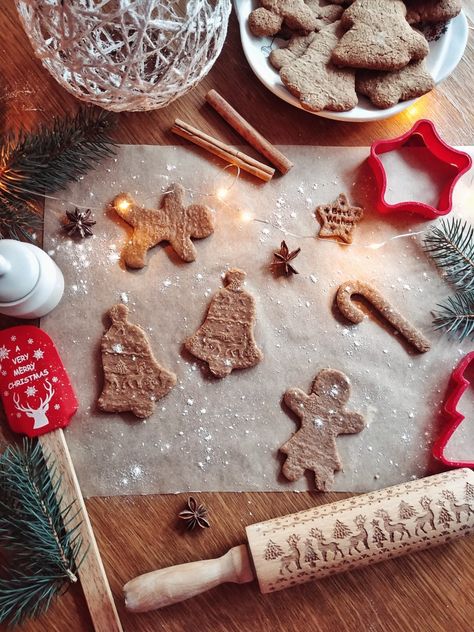 Gingerbread Cookie Photoshoot, Christmas Photoshoot Ideas For Products, Baking Cookies Christmas Photoshoot, Christmas Cookie Photoshoot, Christmas Cookie Photo Shoot, Gingerbread Photography, Baking Christmas Cookies Photo Shoot, Christmas Flatlay Photography, Cookie Flatlay