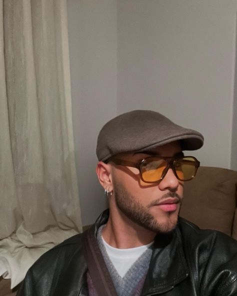 Aesthetic selfie, clean selfie Men Beret Outfit, Leather Beret Outfit, Beret Outfits, Fits Y2k, Beret Outfit, Leather Beret, 70’s Fashion, 80s Outfit, Y2k Outfits