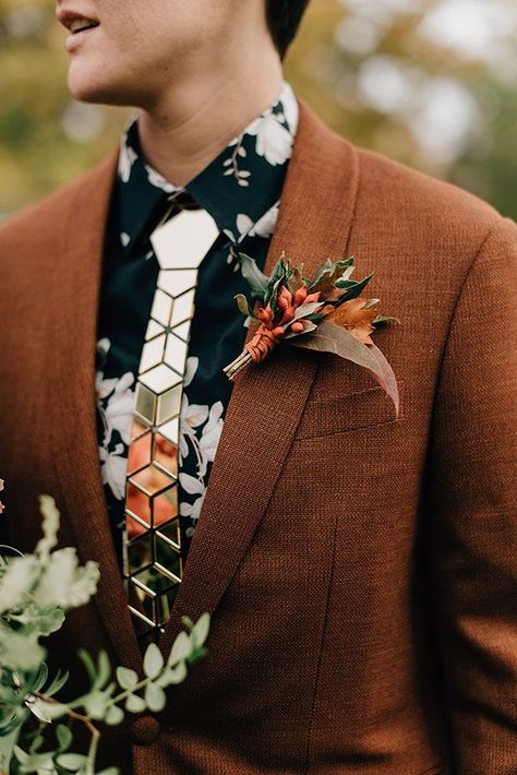 Talk about fall wedding goals! We love the stunning warm colors of this suit along with the eccentric tie, creating a winning combination for the romantic autumn season.  #fallweddinginspo #autumnwedding #romanticwedding #warmcolortones Rustic Groom, Costume Vert, Mens Wedding Attire, Groom Wedding Attire, Copper Wedding, Wedding Groomsmen, Fall Wedding Flowers, Wedding Dress Pictures, Boutonniere Wedding