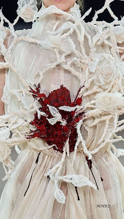 Gou Pei, Couture Flowers, Fall Couture, A Level Textiles, Guo Pei, Fashion Designer Studio, Nature Projects, Iris Van Herpen, Body Adornment