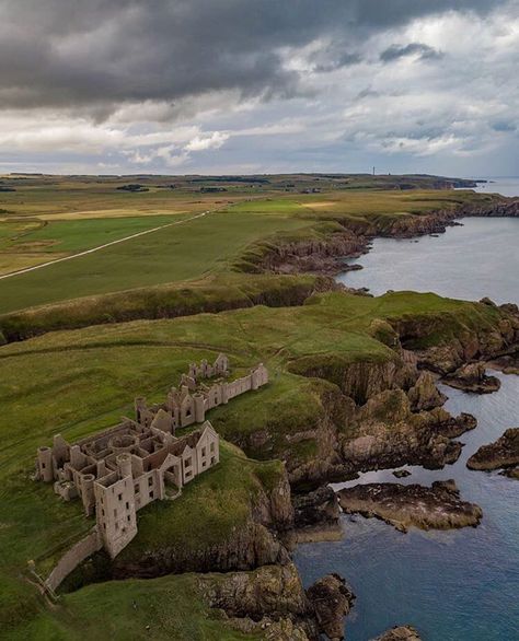 Slains Castle Scotland, Scottish Castles Highlands, Shadow Castle, Seelie Queen, Slains Castle, Scotland Travel Guide, Scotland History, Beautiful Ruins, Castle Scotland