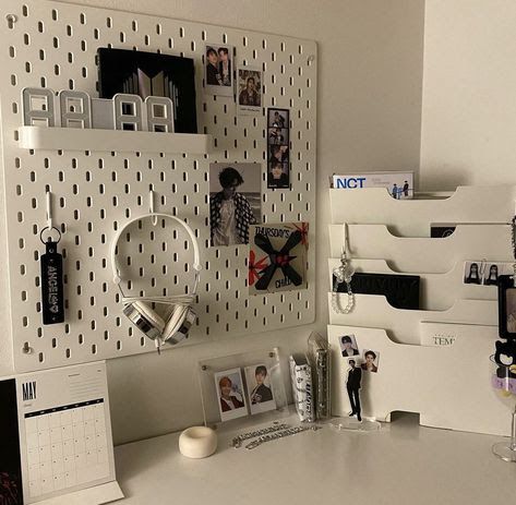 Black And White Korean Aesthetic Room, Desk Inspo Black And White, Room Ideas Aesthetic White And Black, Aesthetic Room Ideas Black And White, Black And White Korean Bedroom, Black And White Desk Setup Aesthetic, Desk Ideas Black And White, Black And White Kpop Desk, Clean Kpop Room