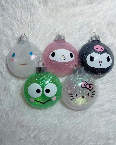 Sanrio Ornaments Diy, Diy Hello Kitty Ornaments, Hello Kitty Tree Christmas, Kuromi Christmas Tree, Hello Kitty Christmas Ornaments, Sanrio Christmas Decor, Hello Kitty Christmas Tree Ideas, Hello Kitty Ornaments Diy, Hello Kitty Christmas Decor