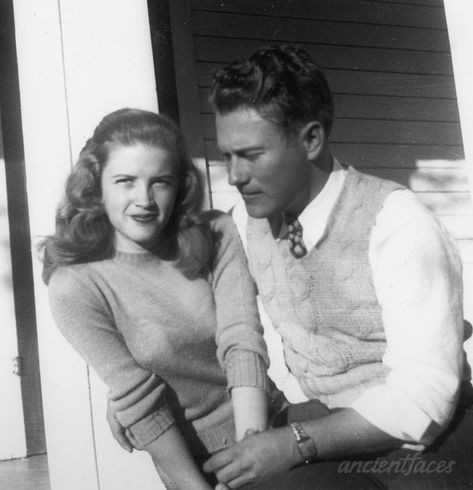 40s Aesthetic, 1940s Aesthetic, 1940 Style, 1940s Photos, Baby Boomers Generation, Vintage Couples, Vintage Romance, Foto Vintage, Vintage Mode