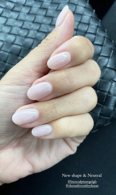 Short Round Oval Nails, Soft Round Nails, Short Almond Bubble Bath Nails, Short Almond Round Nails, Almond Vs Oval Nails, Bitten Nails, Oval Acrylic Nails, Short Oval Nails, Hello Nails