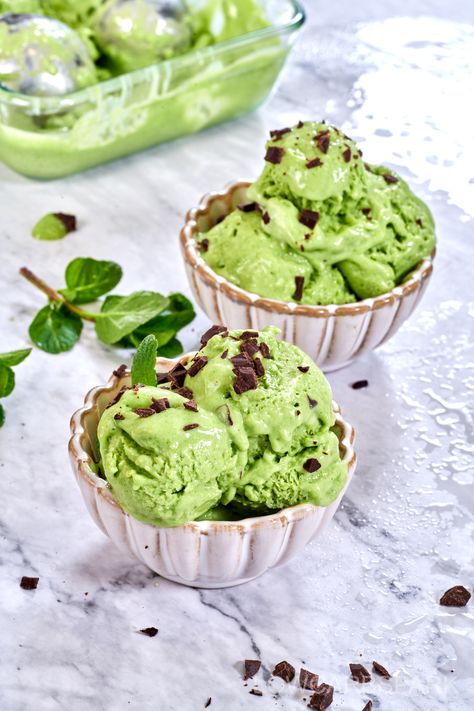 This mint avocado ice cream is like a green dream come true! It's so creamy and refreshing, with just the right hint of mint. I love how the avocado adds a smooth texture, and the dark chocolate shavings on top are the perfect finishing touch. I could eat this every day! Avacado Ice Cream, Easy Icecream, Avocado Ice Cream Recipe, Ice Cream Pictures, Coconut Milk Uses, Avocado Ice Cream, Ice Cream Mixture, Mint Ice Cream, Ice Cream Ingredients