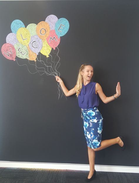 Balloon Mural Wall, Blackboard Art Ideas, Baloon Wall, Welcome New Employee, Art Bulletin Boards, Blackboard Art, Selfie Wall, Chalk Design, Kindergarten Design