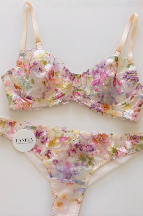 Cute Lingerie Sets, Floral Lingerie, Pretty Bras, Lingerie Inspiration, Mode Boho, Cute Bras, Cute Lingerie, Lingerie Outfits, Pretty Lingerie