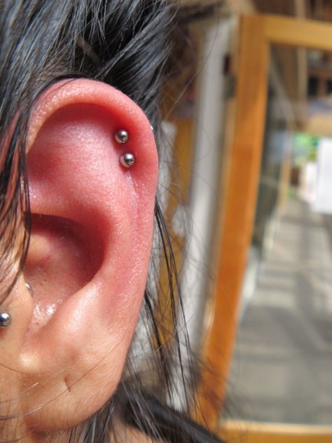 i want this in my right ear, a bit higher, with diamonds. Double Helix Piercings, Double Helix Piercing, Double Helix, Helix Piercing, Body Mods, Pinterest Board, Helix, Tatting, Piercings