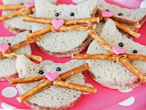 Cat Themed Birthday Party Food, Cat Themed Party, Aristocats Party, Cat Party Favors, Birthday Party Food Ideas, Kitty Party Themes, Cat Tea Party, Kitten Birthday Party, Cat Themed Parties