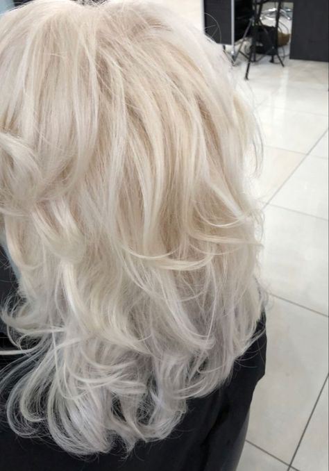 Bleached Platinum Hair, Full Blonde Dyed Hair, Platinum Cool Blonde Hair, Blonde Cream Hair, Platinum Blonde Layers, Medium Length Platinum Blonde Hair With Layers, White Hair Haircut, Platinum Blonde With Layers, Shaggy Platinum Blonde Hair