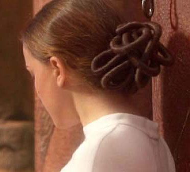 Padme' hair. This is soooo the next step up from a bun. Padme Costume, Star Wars Hair, Battle Of Geonosis, Star Wars Padme, Battle Arena, Star Wars Halloween, Padme Amidala, Star Wars Celebration, Cosplay Hair