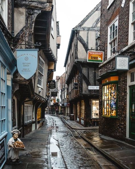 York city break. What to see, where to eat and what to do in one of the prettiest cities in England. - KATYA JACKSON British City Aesthetic, York City England, York Aesthetic England, Old England Aesthetic, Drawing Principles, Cities In England, Yorkshire Sayings, Uk Aesthetic, England Lifestyle