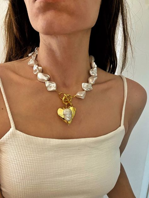 Big Statement Necklace, Pearl Necklace With Pendant, Big Necklace Outfit, Chunky Beaded Necklace, Chunky Necklace Outfit, Big Beads Necklace, Chunky Heart Necklace, Chunky Jewelry Necklace, Pearl Necklace Aesthetic