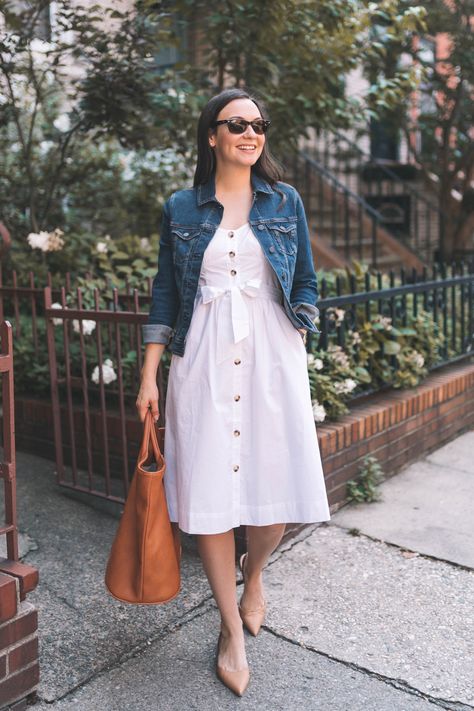 Close Styles, Looks Camisa Jeans, Sightseeing Outfit, Best White Jeans, Look Office, Denim Jacket Outfit, Denim Jacket With Dress, Stylish Dress Designs, Modest Dresses