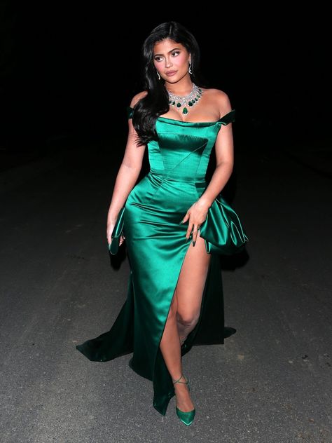 Kylie Jenner Party, Green Dress Makeup, Kendall Ve Kylie, Kylie Jenner Dress, Emerald Gown, Trendy Outfits 2020, Kardashian Kylie Jenner, Kylie Dress, Emerald Dresses