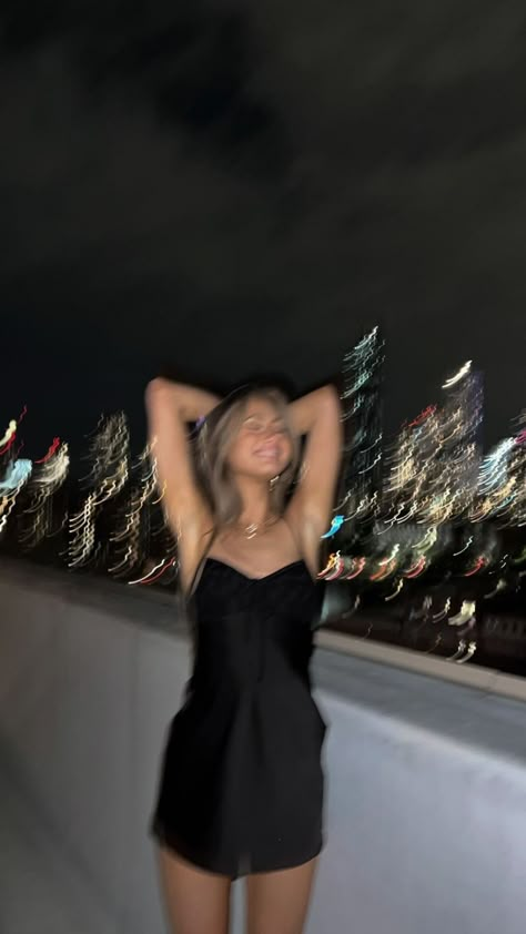 Rooftop Instagram Pictures, Night Rooftop Photoshoot, Nighttime Photo Shoot, Nighttime Instagram Pictures, Rooftop Picture Ideas, Nighttime Photoshoot Ideas, Night Time Pics, Nighttime Pictures, Rooftop Birthday