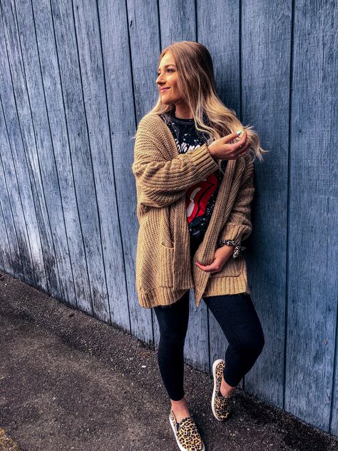 Leggings And Cardigan Outfit, Target Leggings, Plus Size Grunge, Coffee Date Outfit, Workplace Fashion, Coffee Date Outfits, Beanie Outfit, Outfit Simple, Cardigan Outfit