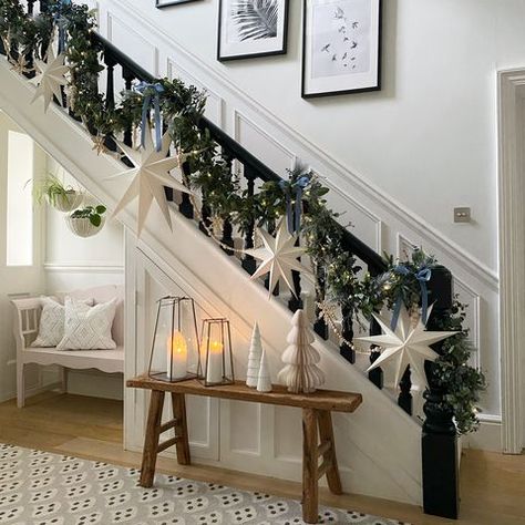 25 Best Christmas Stairway Decor Ideas - Christmas Staircase Decorating Tips Stairway Decor Ideas, Christmas Banister, Christmas Hallway, Christmas Stairs Decorations, Christmas Staircase Decor, Stairs Renovation, Rustic Stairs, Christmas Stairs, Stairway Decorating