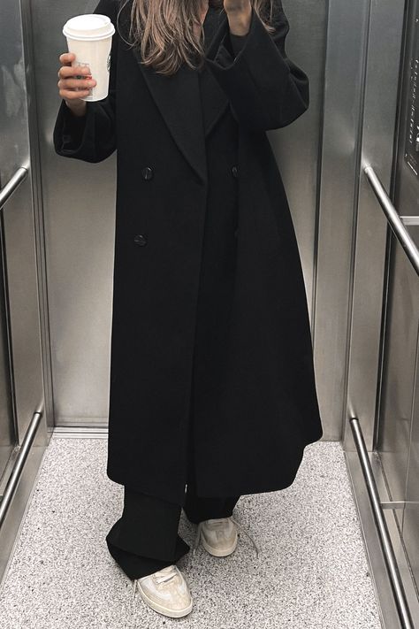 SOFT OVERSIZE COAT - Black | ZARA United Kingdom Schwarzer Mantel Outfit, Oversized Coat Outfit, Black Coat Outfit, Mantel Outfit, Winter Mode Outfits, Glamouröse Outfits, Pocket Maxi Dress, Long Black Coat, Elegant Maxi Dress