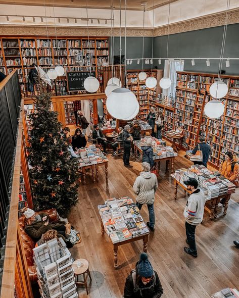 Christmas Bookstore, Dream Bookstore, Library Christmas, New England Christmas, Happy December, A Ladder, Christmas Display, Christmas 2024, Book Store