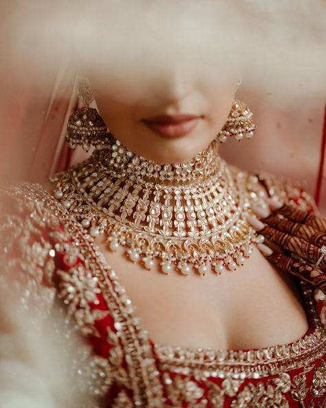 What To Wear When: Dainty Jewellery vs Statement Jewellery! Unique Wedding Jewelry, Bridal Jewellery Inspiration, Pengantin India, Dainty Jewellery, Contemporary Bridal, Bridal Lehenga Red, Indian Dresses Traditional, Bridal Photoshoot, Bridal Fashion Jewelry