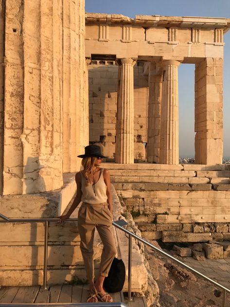 Photo In Greece, Acropolis Photo Ideas, Athens Greece Picture Ideas, Athens Greece Aesthetic Outfit, Athens Greece Instagram Pictures, Athens Greece Photo Ideas, Athens Picture Ideas, Parthenon Photography, Athens Photoshoot