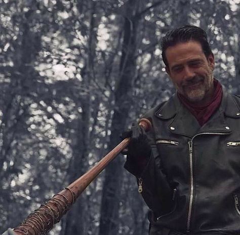 Negan Twd With Lucille, Michonne Art, Walking Bad, Twd Negan, Walking Dead Wallpaper, Jeffrey Dean Morgan Negan, Negan Walking Dead, Dead Pictures, Negan Twd