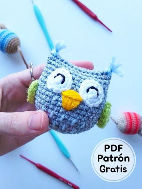 Buho Amigurumi Patrón Gratis PDF - Amigurumis Patrones Gratis en Español y PDF- amigurumispatrones.com Stitch Head, Owl Mask, Owl Crochet Patterns, Crochet Pattern Instructions, Crochet Disney, Crochet Collection, Crochet Owl, Free Pdf Pattern, Owl Patterns