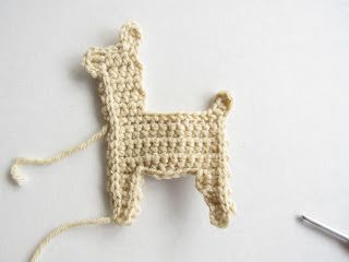 Crochet Llama Granny Square - Free Crochet pattern - Maria's Blue Crayon Llama Coaster Crochet, Crochet Llama Applique Pattern Free, Llama Applique Pattern, Crochet Llama Applique, Free Crochet Alpaca Pattern, Crochet Llama Pattern Free, Llama Crochet Pattern, Crochet Llama, Granny Blanket