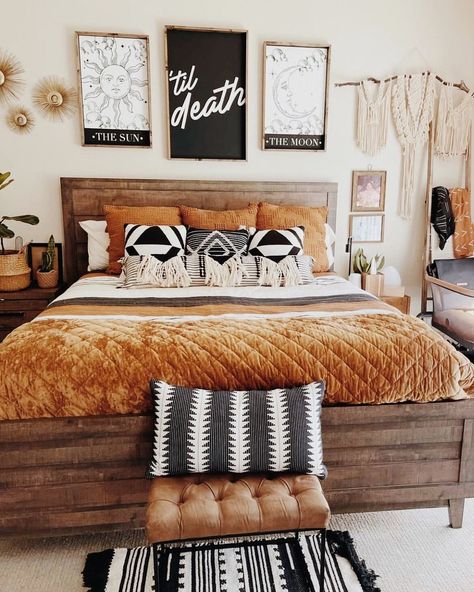 Interiors • Instagram Coziest Bedroom, Western Bedroom Decor, Ranch House Decor, Western Rooms, Western Bedroom, Bedroom Decor Inspiration, Country Bedroom, Room Makeover Bedroom, Western Home Decor