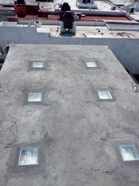 Foto: Colocacion de Vitroblock en Losa de Escalera de Ingenieria De Diseño Y Construccion May.r #253271 - Habitissimo Skylight Glass, Glass Blocks Wall, Glass Balcony, 2 Storey House Design, Rooftop Design, House Ceiling Design, House Floor Design, Concrete Home, Glass Brick