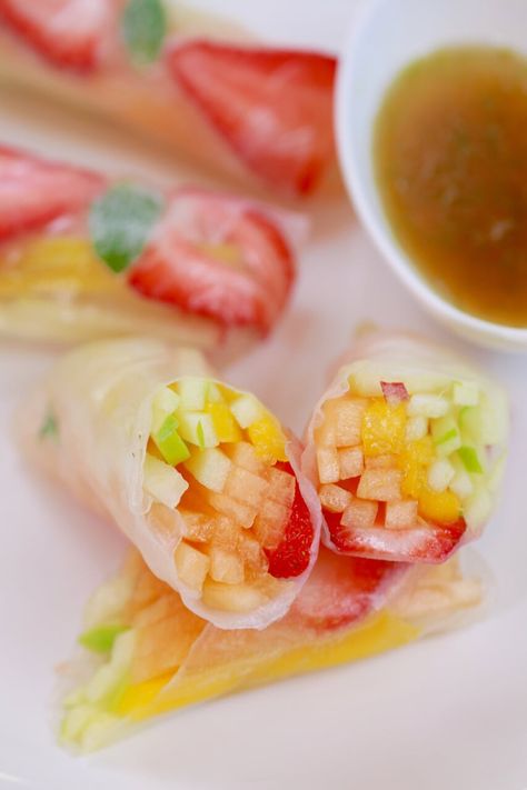 Fruit Spring Rolls- Full of fresh flavors, this dessert tastes amazing and is suitable for vegan and gluten free. Fruit Spring Rolls, Salad Rolls Recipe, Food Rolls, Dessert Spring, Dessert Tacos, Fruits Recipes, Rice Paper Wraps, Summer Roll, Dessert Sushi