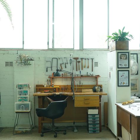 Jewelry Studio Space, Studio Warehouse, Jewelers Workbench, Jewellery Workshop, Jewellery Studio, Make Jewellery, Studio Organization, School Jewelry, Jewelry Workshop