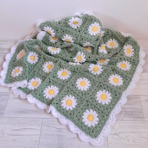 Pretty Crochet Blanket Lets You Wrap Yourself In A Whole Field Of Daisies Crocheted Blanket, Crochet Blanket Designs, Mode Crochet, Haken Baby, Fun Crochet Projects, Crochet Things, Diy Crochet Projects, Crochet Inspo, Bag Crochet